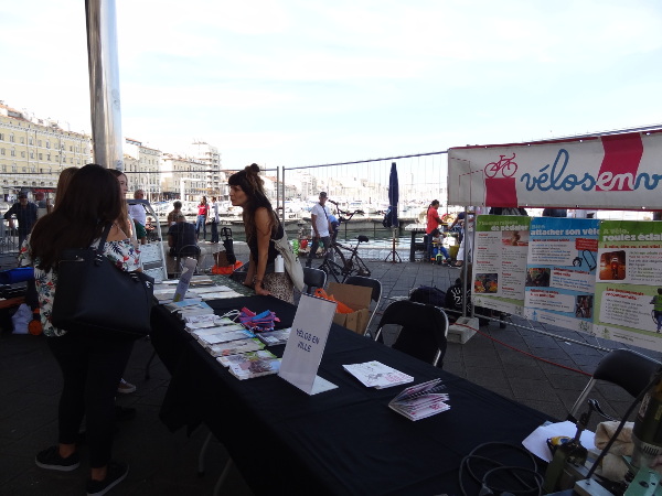 village mobilité vélo stand collectif vélos en ville Marseille