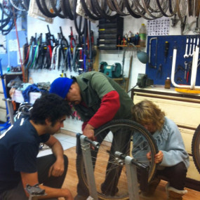 Atelier de réparation de roue avec le SAMSAH Antonin Artaud le vendredi 6 décembre - Collectif Vélos en Ville