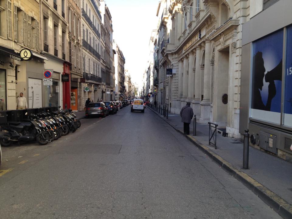 Rue Paradis des voitures, enfer des piétons - Aménagement cyclable - Collectif Vélos En Ville